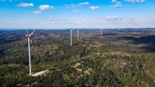 Im Kobernaußerwald drehen sich bereits sechs Windräder, neun weiter sind geplant.