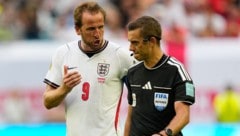 Schiedsrichter Turpin musste im Viertelfinale zwischen Norwegen und England schwierige ...