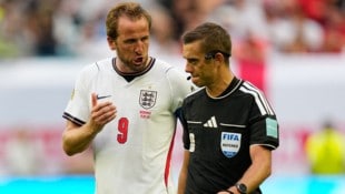 Schiedsrichter Turpin musste im Viertelfinale zwischen Norwegen und England schwierige ...
