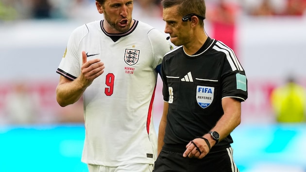 Schiedsrichter Turpin musste im Viertelfinale zwischen Norwegen und England schwierige ...