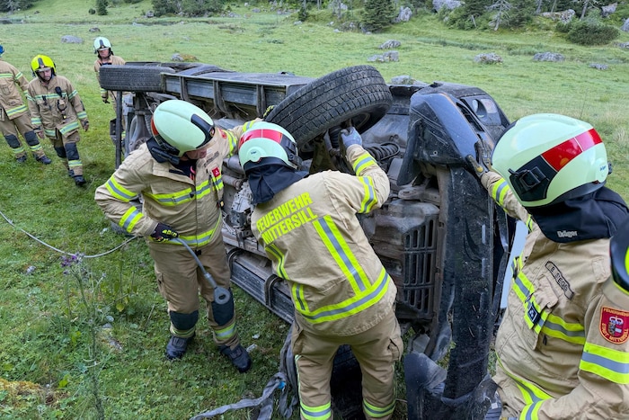 Das Auto stürzte über eine steile Böschung.