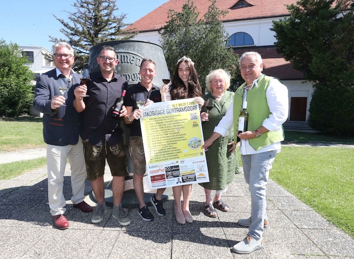 Guntramsdorfer Winzer schenken bei den Jakobitagen aus.