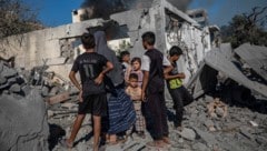 Palästinensische Familie nach einem israelischen Luftangriff