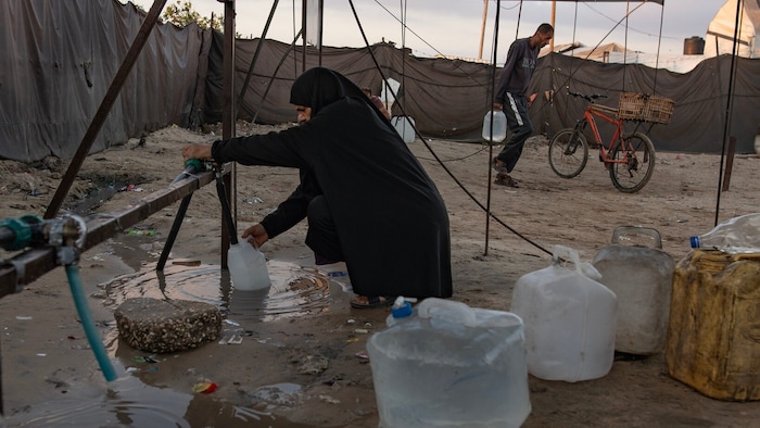 Menschen beim Wasserholen im Gazastreifen