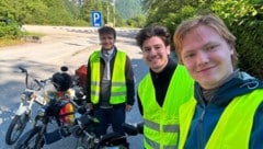 Fabian, Jakob und Lukas (v. l.) wollen es mit ihren Puch-Mopeds bis nach Paris schaffen.