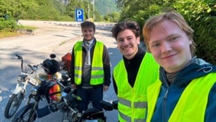 Fabian, Jakob und Lukas (v. l.) wollen es mit ihren Puch-Mopeds bis nach Paris schaffen.