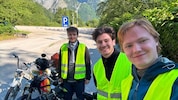 Fabian, Jakob und Lukas (v. l.) wollen es mit ihren Puch-Mopeds bis nach Paris schaffen.