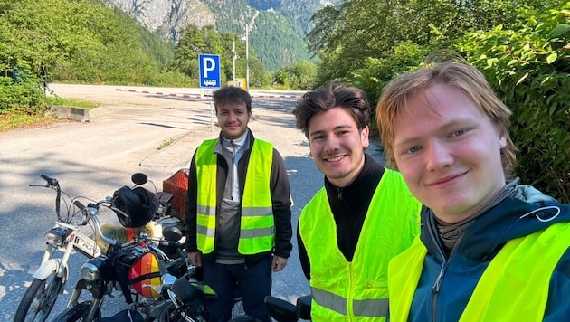 Fabian, Jakob und Lukas (v. l.) wollen es mit ihren Puch-Mopeds bis nach Paris schaffen.