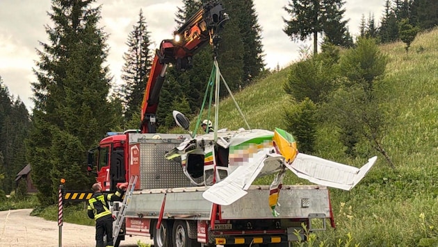 Das Flugzeugwrack wurde noch am Sonntag geborgen.