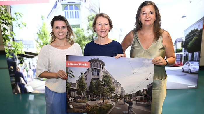 Hietzings Bezirksvorsteherin Johanna Zinkl (ÖVP), Wiener Linien-Vorständin Gudrun Senk und ...