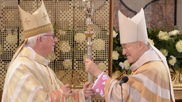 Erzbischof Franz Lackner (li.) bei seiner Amtseinführung mit Vorgänger Alois Kothgasser