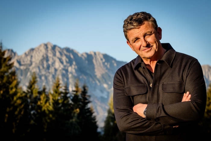 Normalerweise regiert dort, wo TV-Star Hans Sigl als „Der Bergdoktor“ ordiniert, die heile Welt. ...