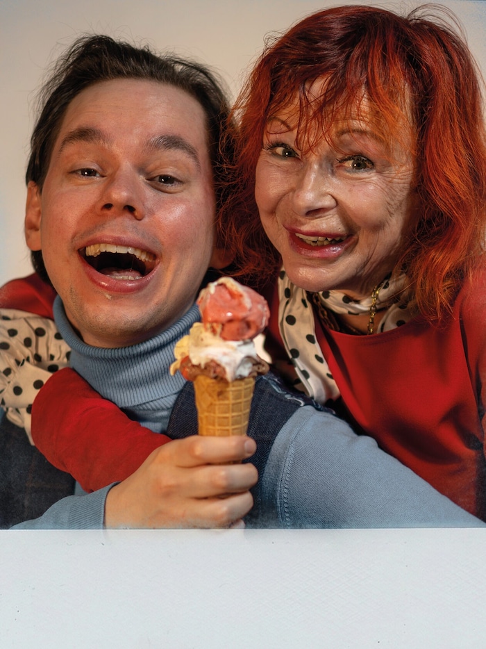 Harold und Maude: Birgit Zamulo, die nach wie vor mit ihrer Bühnenpräsenz begeistert, und der ...