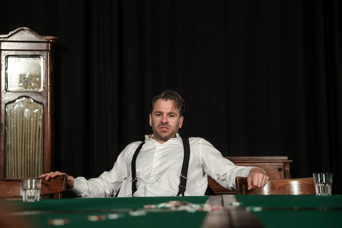 Schauspieler Nikolaus Barton ist Teil des Ensembles.