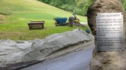 Ein nettes Bankerl samt Gedenkstein im Grünen – so wird hier den beiden ehemaligen jüdischen ...