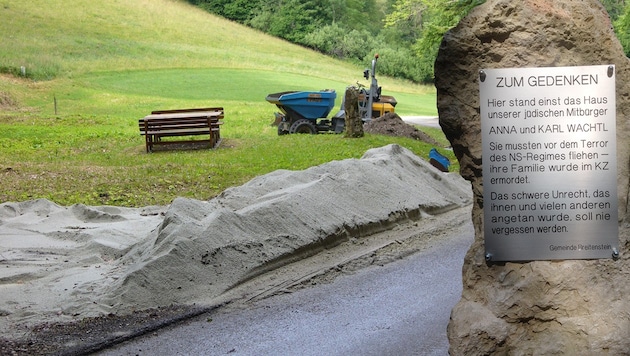 Ein nettes Bankerl samt Gedenkstein im Grünen – so wird hier den beiden ehemaligen jüdischen ...