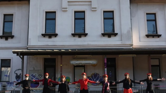 Auch die Musikgruppe „Bahnhofsfrauen“ kämpft seit Längerem um den Erhalt des Gebäudes – sogar ...