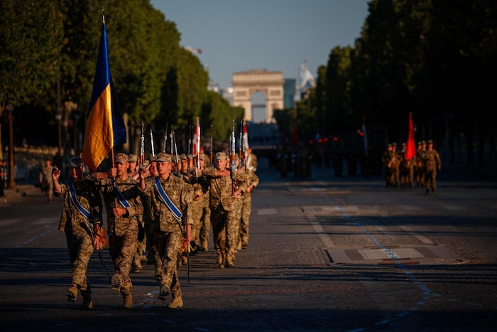 Die Proben für eine große Militärparade in Paris laufen auf Hochtouren.