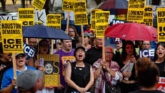 Menschen demonstrieren gegen die US-Behörde ICE nach einem tödlichen Einsaz in Texas.