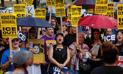 Menschen demonstrieren gegen die US-Behörde ICE nach einem tödlichen Einsaz in Texas.