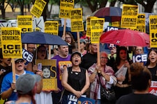 Menschen demonstrieren gegen die US-Behörde ICE nach einem tödlichen Einsaz in Texas.