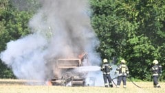 Löscheinsatz beim Brand einer Heuballenmaschine in der Gemeinde Velden.
