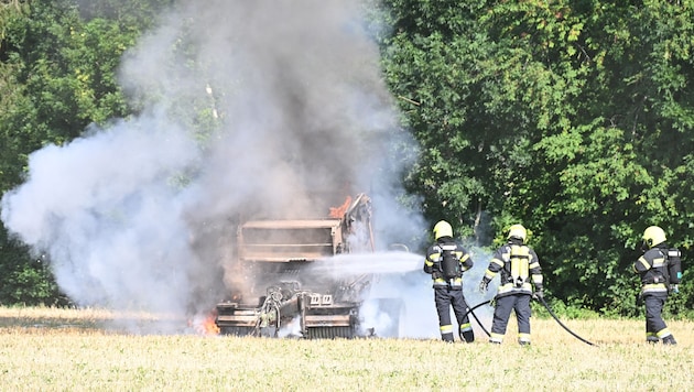 Löscheinsatz beim Brand einer Heuballenmaschine in der Gemeinde Velden.