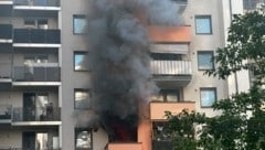 Der dichte Rauch erstreckte sich über mehrere Stockwerke.