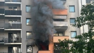 Der dichte Rauch erstreckte sich über mehrere Stockwerke.