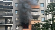 Der dichte Rauch erstreckte sich über mehrere Stockwerke.