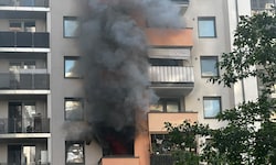 Der dichte Rauch erstreckte sich über mehrere Stockwerke.