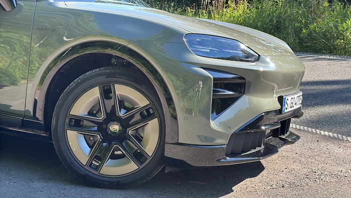 Das adaptive Luftfahrwerk ist beim Turbo Serie, Allradlenkung kostet 1800 Euro extra, ...