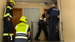 Die Tür zur verrauchten Wohnung musste von der Feuerwehr geöffnet werden.