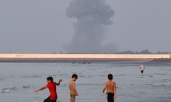 Rauchwolke nach einem iranischen Angriff auf Öltanker in der Straße von Hormuz