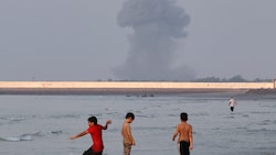 Rauchwolke nach einem iranischen Angriff auf Öltanker in der Straße von Hormuz
