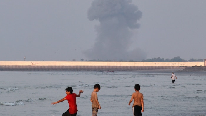 Rauchwolke nach einem iranischen Angriff auf Öltanker in der Straße von Hormuz