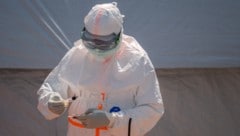 Eine medizinische Fachkraft in Schutzaurüstung im Kongo