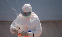 Eine medizinische Fachkraft in Schutzaurüstung im Kongo