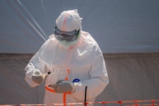 Eine medizinische Fachkraft in Schutzaurüstung im Kongo