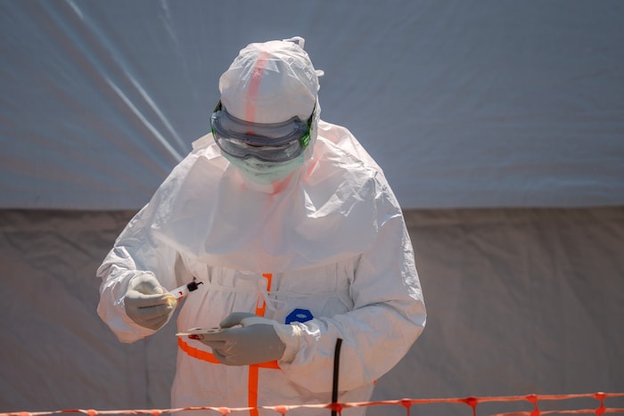 Eine medizinische Fachkraft in Schutzaurüstung im Kongo