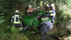 Die Feuerwehr sicherte den abgestürzten Traktor.