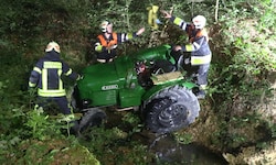 Die Feuerwehr sicherte den abgestürzten Traktor.