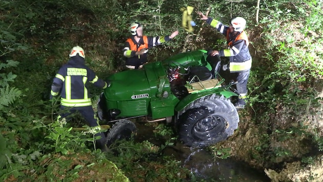 Die Feuerwehr sicherte den abgestürzten Traktor.