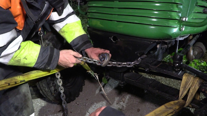 Mithilfe von Handseilzügen konnten die Einsatzkräfte den Traktor anheben und den Lenker ...
