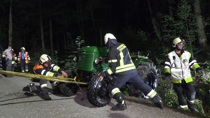 Die Bergung des Unfallfahrzeuges gestaltete sich schwierig.
