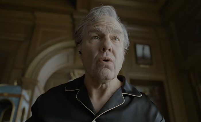 Der Action-Star spielt in „Digger“ einen exzentrischen Ölbaron namens Digger Rockwell, der sich ...