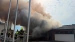 Ein Feuerwehrhaus brannte lichterloh.