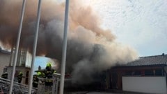 Ein Feuerwehrhaus brannte lichterloh.