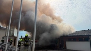Ein Feuerwehrhaus brannte lichterloh.