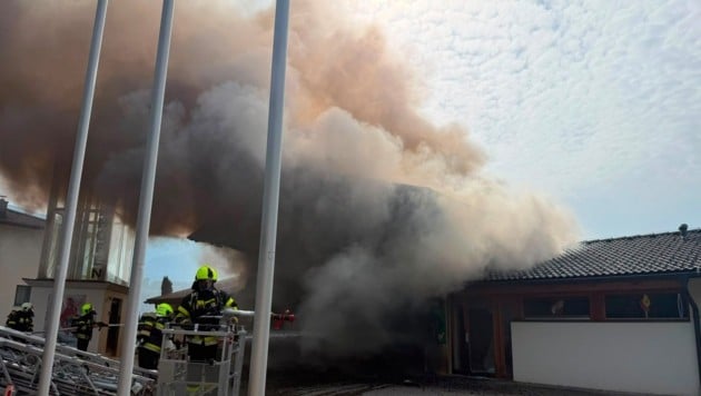 Ein Feuerwehrhaus brennt. 
